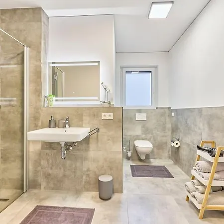 Zentral Und Ruhig Netflix Balkon Parkplatz بروشسال