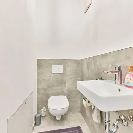 Zentral Und Ruhig Netflix Balkon Parkplatz شقة